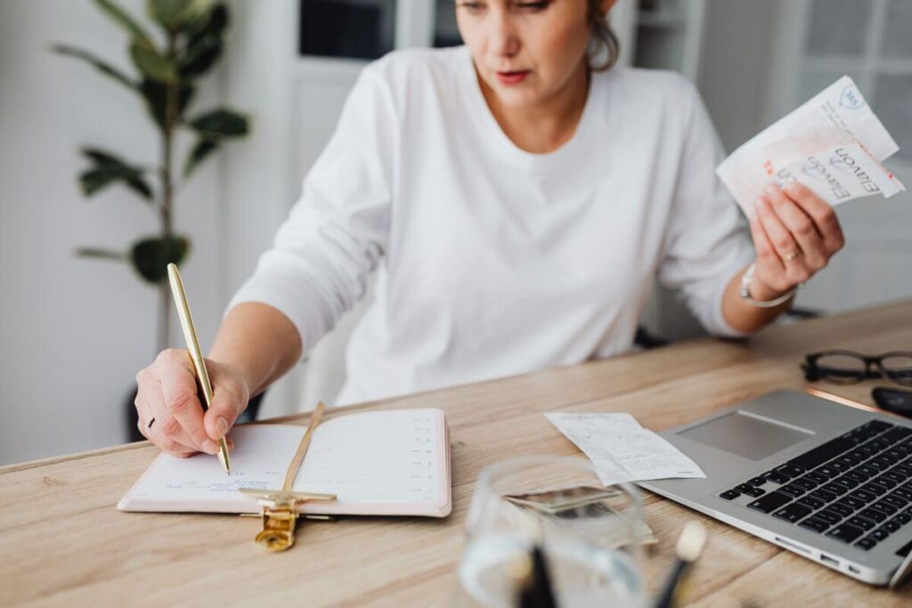 How to Create a Monthly Budget